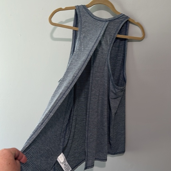 GapFit Blue and White Striped Open Back Yoga Workout Tank Sz XL - Picture 2 of 4